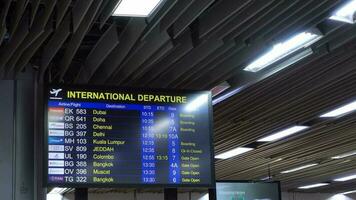 a aeroporto terminal com uma ampla placa mostrando a voar cronograma video