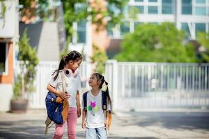 espalda a escuela. linda asiático niño niña con un mochila corriendo y yendo a colegio con divertido foto