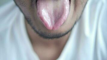 une homme collage le sien langue en dehors video