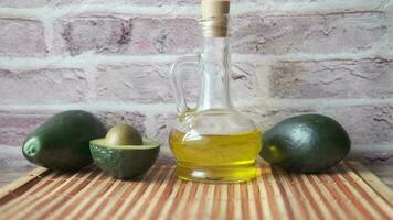 abacate óleo dentro uma vidro garrafa em uma de madeira mesa video