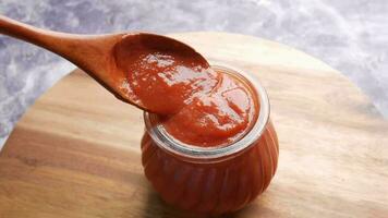un de madera cuchara en un tarro de tomate salsa video