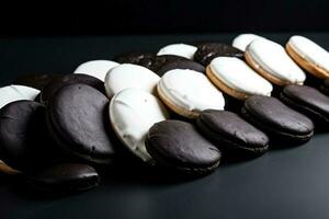 delicioso negro y blanco galletas oscuro antecedentes con vacío espacio para texto foto