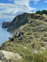 hermosa ver de lago Baikal. ritual pilares o sarga en el parte superior de el roca. capa chico, olkhon, Rusia foto