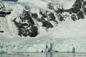 avalancha en un glaciar en el antártico montañas. foto