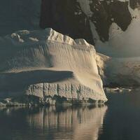 paraíso bahía glaciares y montañas, antártico península, antártida.. foto