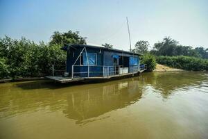 río paisaje, hogar barco y selva,pantanal, Brasil foto