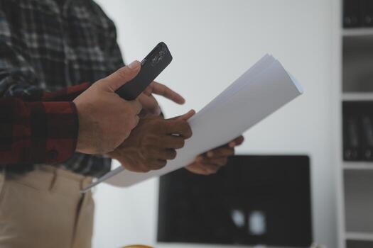 concepto de construcción y estructura de reunión de ingenieros o arquitectos para el proyecto que trabaja con socios y herramientas de ingeniería en la construcción de modelos y planos en el lugar de trabajo, contrato para ambas empresas. foto