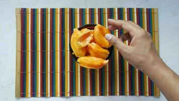 en personens hand nå för en bit av jackfrukter video