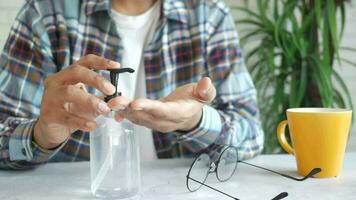 un hombre es utilizando un rociar botella a limpiar su lentes video