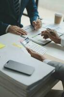 los analistas financieros analizan los informes financieros de negocios en un proyecto de inversión de planificación de tabletas digitales durante una discusión en una reunión de empresas que muestran los resultados de su exitoso trabajo en equipo. foto