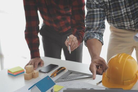 concepto de construcción y estructura de reunión de ingenieros o arquitectos para el proyecto que trabaja con socios y herramientas de ingeniería en la construcción de modelos y planos en el lugar de trabajo, contrato para ambas empresas. foto