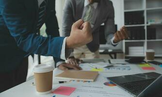 grupo de jóvenes empresarios asiáticos del equipo de negocios creativos compañeros de trabajo en el cargo felices de tener éxito en el trabajo en equipo de la asociación celebrando el logro y el concepto de éxito. foto