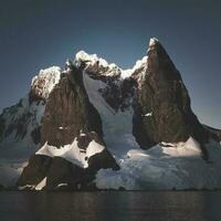 lemaire estrecho costero paisaje, montañas y icebergs, antártico península, Antártida. foto