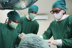 especialista cirujanos equipos, profesional médico con asistentes, cirugía operaciones en críticamente enfermo pacientes en del hospital UCI, y coma paramédico tratamiento, la seguridad rescate. foto