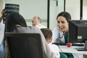 joven hembra pediátrico médico se burla pequeño asiático chico antes de médico examen a paciente externo clínica hospital, personas público salud cuidado chequeos, y cita visitas foto