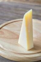 grana padano queso en el de madera tablero foto