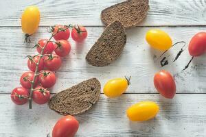 Fresco Tomates con rebanadas de centeno oscuro un pan foto