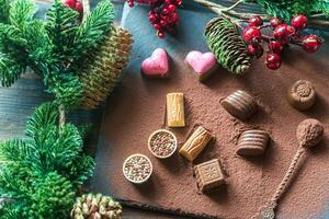 chocolate golosinas con cacao y Navidad árbol rama foto