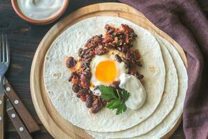 tortilla con chipotle frijol chile y horneado huevo foto