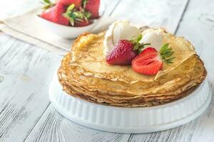 crepes con crema queso y Fresco fresas foto