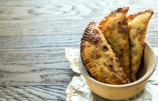 empanadas de carne en el fondo de madera foto