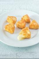 queso Brie buñuelos en el blanco plato foto