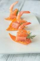 Corn chips with shrimps and salmon photo