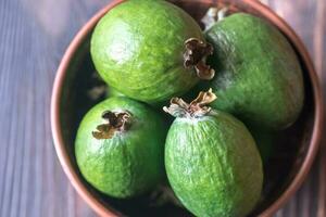 cuenco de feijoa frutas foto