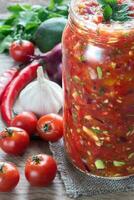 tarro de salsa con ingredientes foto