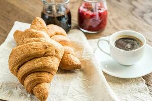 cruasanes con taza de café foto