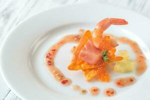 Corn chip with shrimps and salmon photo