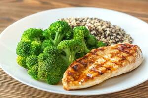 pollo a la parrilla con brócoli y quinoa foto