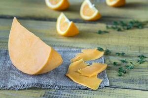 queso mimolette en la tabla de madera foto