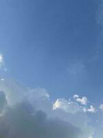 mullido nubes con claramente azul cielo foto