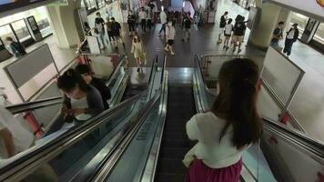 Bangkok, thailand, juli 28, 2023. bts station med passagerare väntar till styrelse de tåg. bekväm och snabb offentlig transport förbi landa av de huvudstad stad av thailand. video