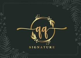 lujo oro firma inicial qq logo diseño aislado hoja y flor vector