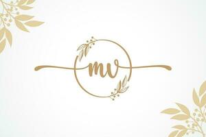 lujo oro firma inicial mv logo diseño aislado hoja y flor vector