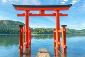 torii portón en japonés templo portón a hakone santuario cerca lago ashi a hakone ciudad, kanagawa prefectura, Japón foto