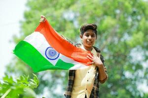 indio chico participación nacional bandera en granja, contento chico, nacional bandera foto