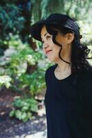 de edad mediana japonés mujer en negro Paja Dom borde sombrero, verano parque foto