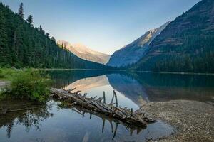avalancha lago con montaña reflexiones, glaciar nacional parque foto