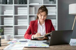 joven hermosa alegre exitoso contento mujer sonriente trabajando en oficina, gerente contador contabilidad comercio electrónico propietario teneduría de libros cálculo impuestos tarifas firma ley propietario interesar préstamo financiero foto