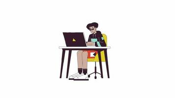 spanisch jung Mann Arbeiten von Zuhause Laptop Linie 2d Charakter Animation. telelavoro eben Farbe Karikatur 4k Video, Alpha Kanal. Spanisch männlich Arbeiter Tippen Notizbuch animiert Person auf Weiß Hintergrund video