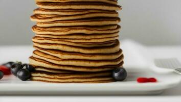 cerca arriba foto de apilado panqueques en mesa