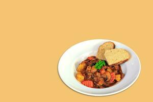 irlandesa cena. carne de vaca carne estofado con papas, zanahorias y soda un pan. hecho en casa invierno comodidad comida - lento cocido foto