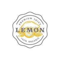 limón Insignia o logo modelo. mano dibujado limones con hojas bosquejo con retro tipografía y fronteras vector