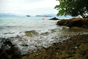 playa rocas en el mar. foto