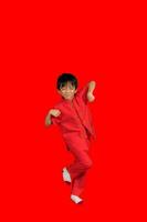 pequeño chico Moda sonriente niño en rojo chino vestido, estilo y Moda ideas para niños. foto