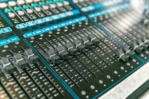 sonido audio mezclador. general plan de deslizadores y botones en un mezcla consola foto