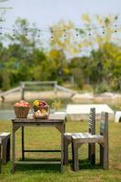 un pan y Fruta en el mesa en el jardín. imagen selectivo atención foto